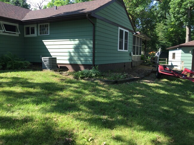 Building Photo - 5411 W Lake Shore Dr