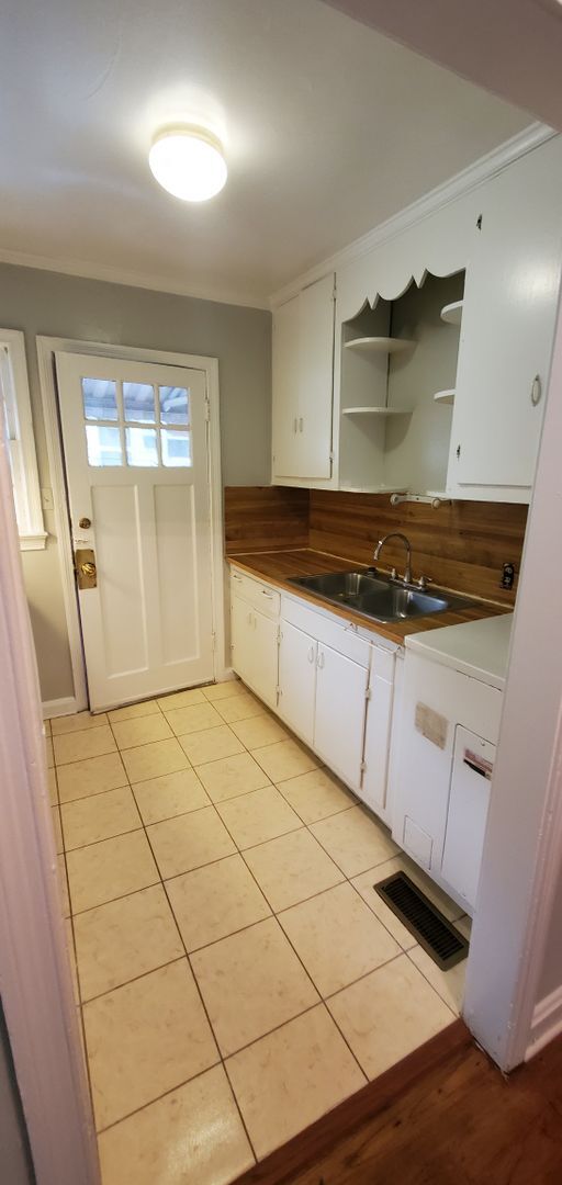 Building Photo - 1122 W Academy St