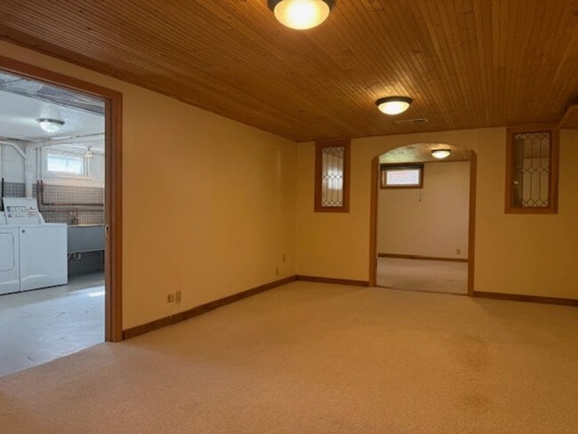 Building Photo - House For Lease