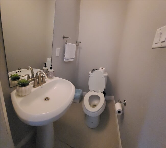 Building Photo - 1413 Holly St