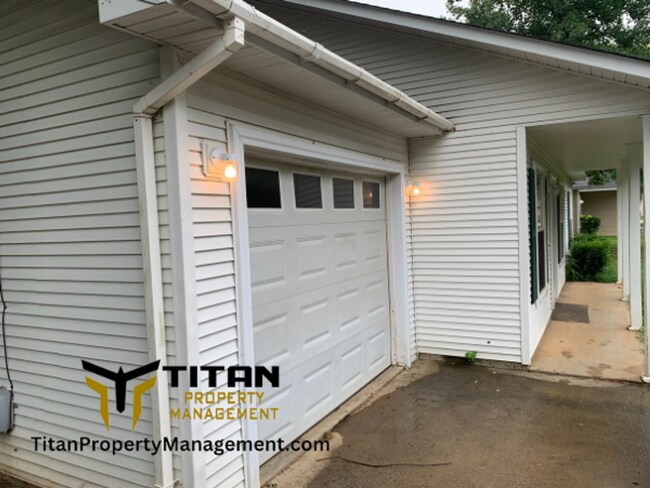 Building Photo - 3b/2b House