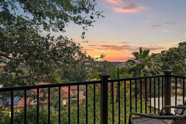 Building Photo - Luxury 5 Bedroom Home with Panoramic Views...