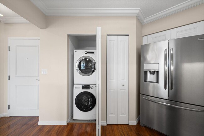 Building Photo - 347 N New River Dr E