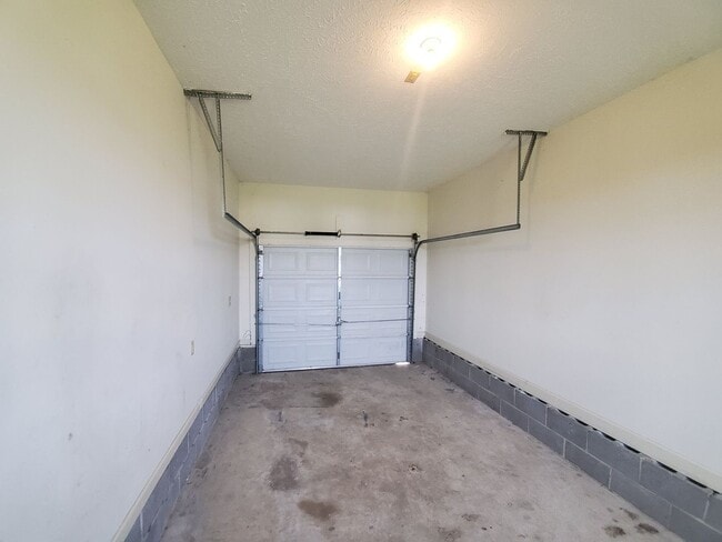 Building Photo - $1300 Charming 3 Beds 1 Bath Home