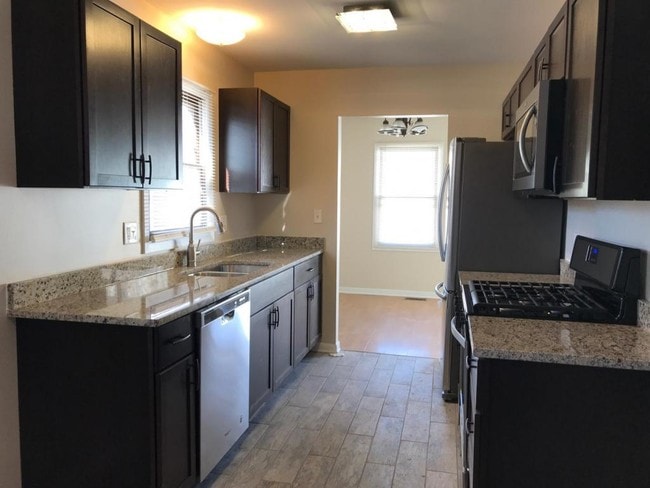 Building Photo - 2372 Crescent Ln S