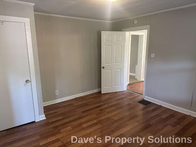 Building Photo - Refreshed and Move-In Ready