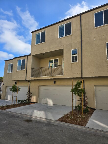Building Photo - 5350 Seacliff Pl