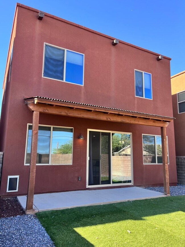 Building Photo - Central- FURNISHED 4 bedroom/ 3 bathroom h...