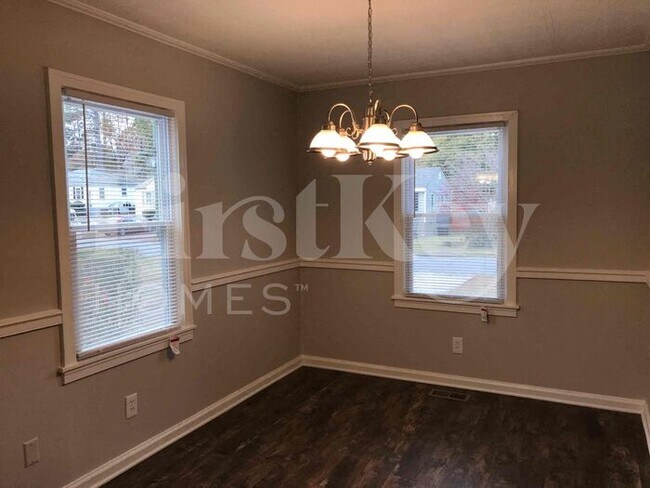 Building Photo - 844 Toliver St NE
