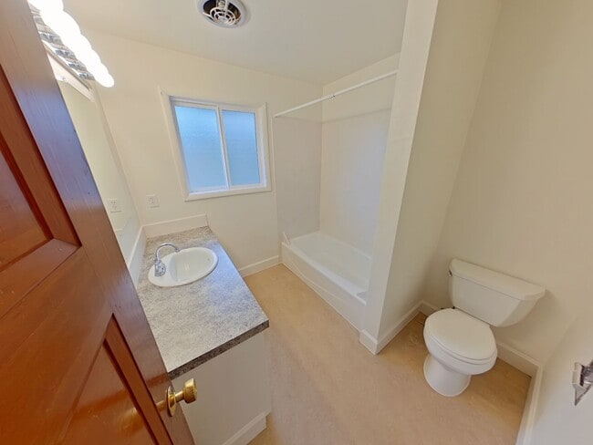 Building Photo - 3 Bedroom Family Home in the Harlow Street Bridge Area