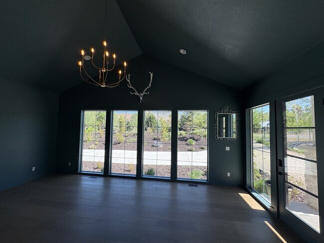 Building Photo - 5240 E Lake Creek Rd
