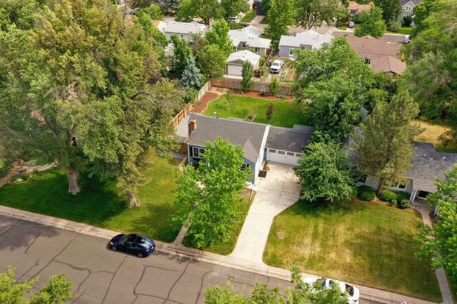 Building Photo - Beautiful 4 Bedroom 2 Bath Single Family H...