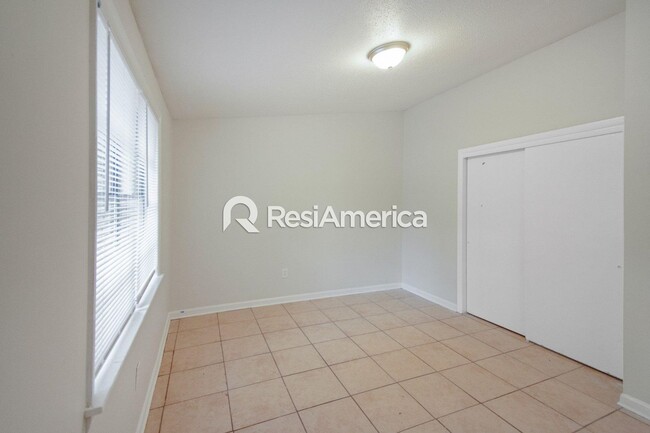 Building Photo - Renovated 3/2 in Great Location!