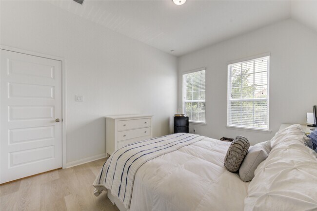 Building Photo - 27310 Onslow Run Dr