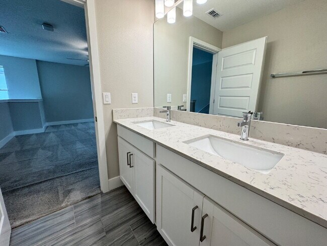 Building Photo - "Spacious 4-Bed Home with Granite Countert...