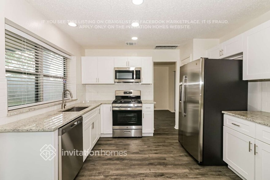 Building Photo - 7723 Pine Center Dr