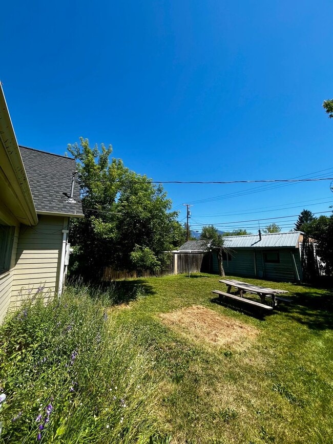 Building Photo - Incredible Downtown Location - 3 BR Home just blocks from Main Street