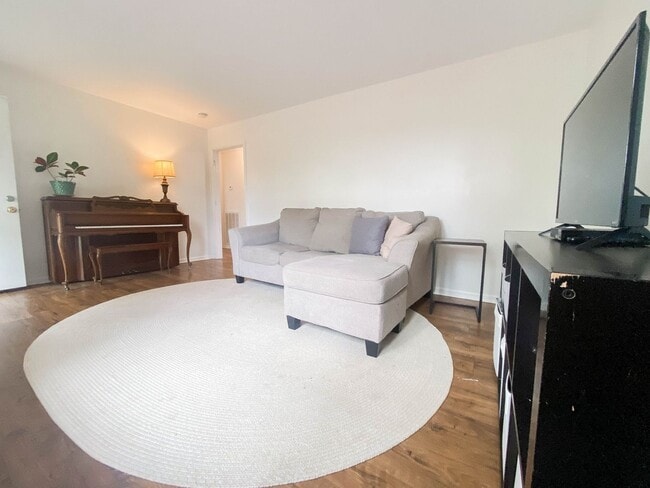 Building Photo - Beautiful 3 bedroom 2 bathroom brick home ...