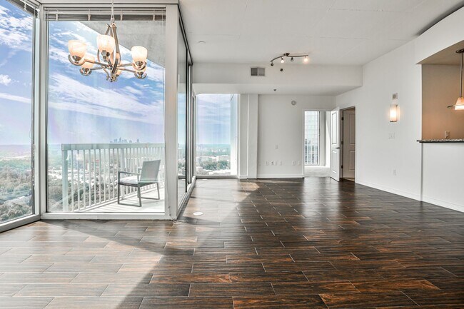 Building Photo - Luxury 28th Floor 2 Bedroom Condo For Leas...