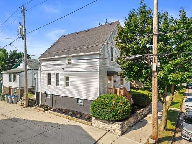 Building Photo - 915 E Homer St