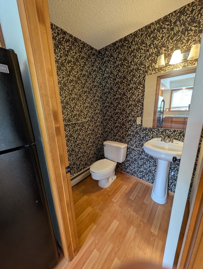 Building Photo - Cute 3 Bedroom Condo w/ Bonus Room - Walki...
