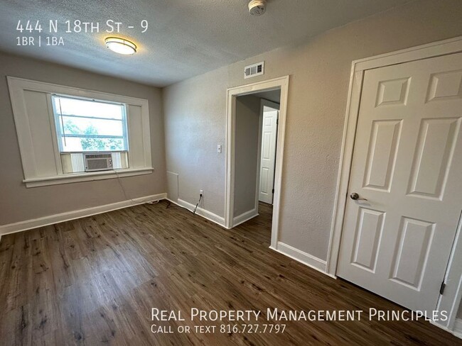 Building Photo - Pet Friendly - Completely Renovated 3rd Fl...