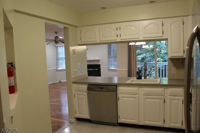 Building Photo - 75 Quartz Ln