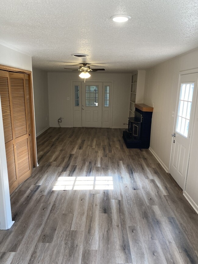 Building Photo - 625 Country Club Rd