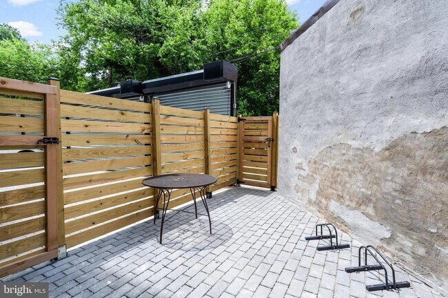 Building Photo - Modern 2BR/2BA with High Ceilings, W&D, Roommate-Friendly Floorplan