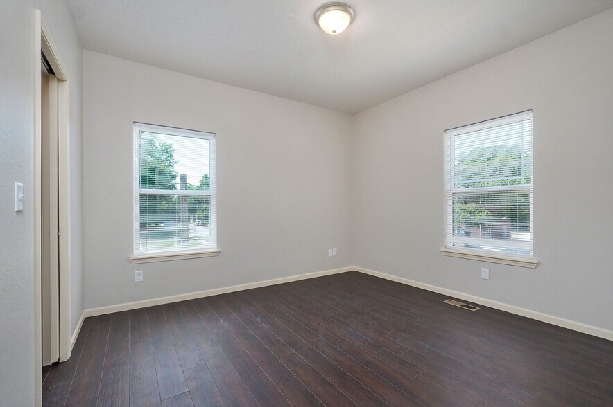 Building Photo - 1320 E Elm St