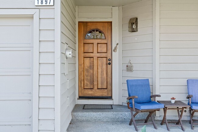 Building Photo - Gorgeous Furnished 2-Bed, 2-Bath Townhouse...