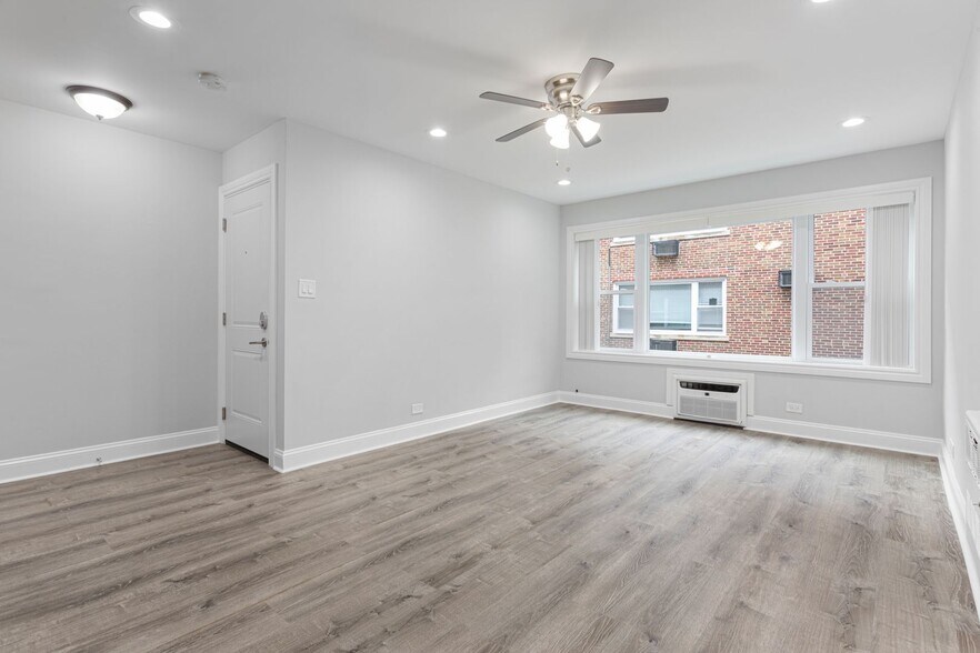 Building Photo - 7639 N Eastlake Ter