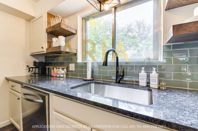 Building Photo - Unique 3 bed/2 bath Property with HUGE Bon...