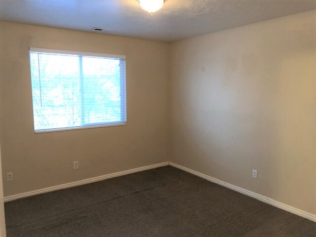 2 Large Bedrooms - 414 400 N