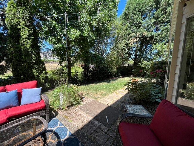 Building Photo - Beautiful 4Bd + 3Ba in Portland!! Offers Beautiful Outdoor Views and Great Gardening Backyards!!
