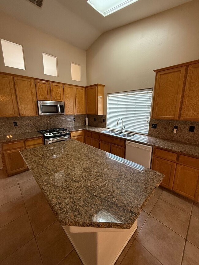 Building Photo - Spacious 4-Bedroom Home in Southwest Baker...