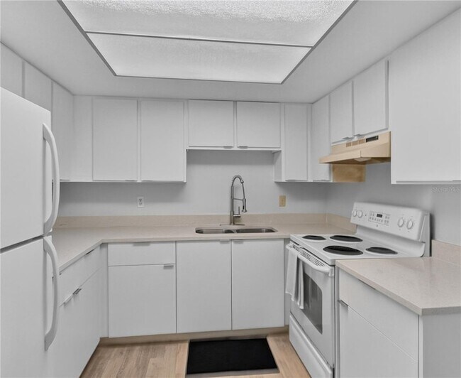 Building Photo - 600 Fairways Cir