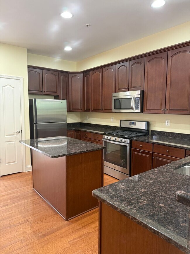 Building Photo - Well Maintain Townhome in Market Square!