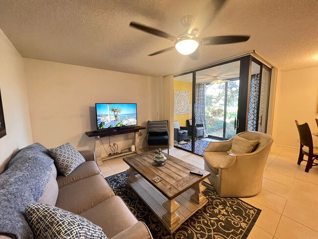 Building Photo - Furnished 2 bedroom 2 Bath condo in a Wond...