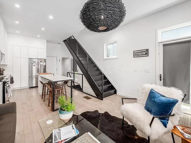 Building Photo - 986 Summit St