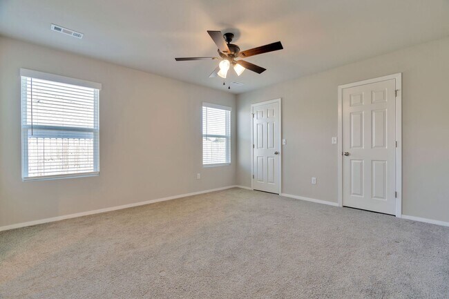 Building Photo - Spacious 3 bed, 2 bath in East Siloam Springs! Fenced yard, laundry included!
