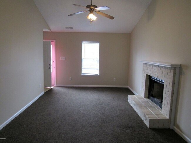 Building Photo - 2 BR 2 BA Duplex