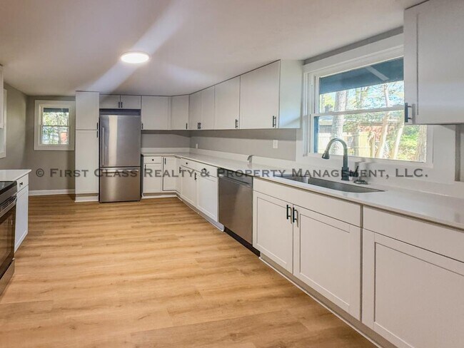 Building Photo - 1108 Henderson Ave