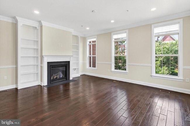Building Photo - 322 N George Mason Dr