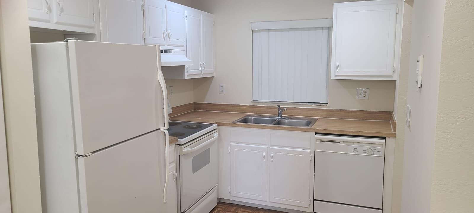 Building Photo - 2985 Riverside Dr