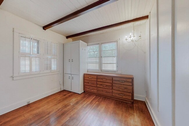 Building Photo - 212 Mesa St SE