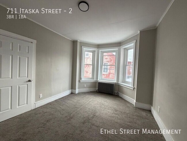 Building Photo - 711 Itaska St