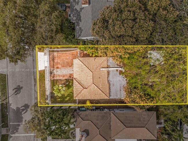 Building Photo - 2121 SW 30th Ct