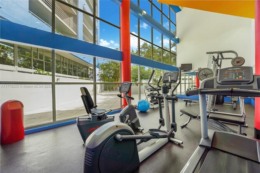 Building Photo - 2025 Brickell Ave
