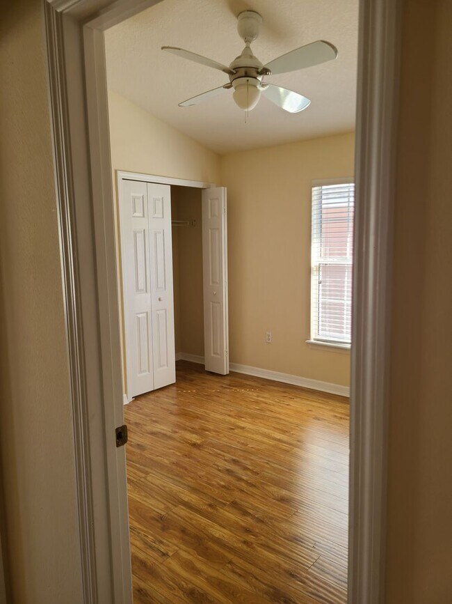 Building Photo - Spacious 3br 2.5ba Townhome in North Saint Petersburg